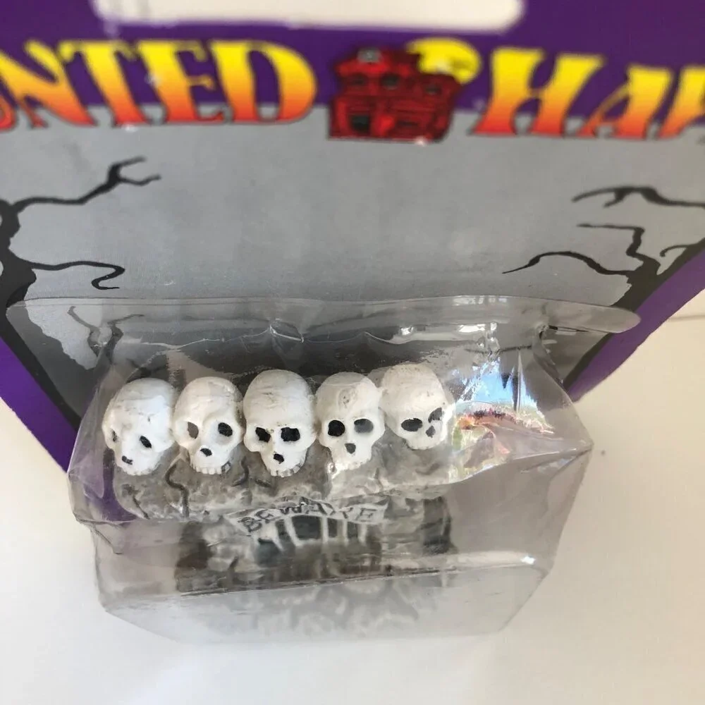 New Vtg Halloween Scene Haunted Haven Skeleton Heads Graveyard House‎